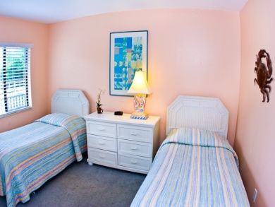 Guest bedroom with twin beds